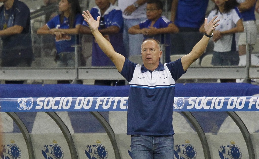 Mano enalteceu a dedicação e a entrega dos jogadores contra o Coxa (Foto: Washington Alves/Light Press) © Washington Alves/Light Press/Cruzeiro