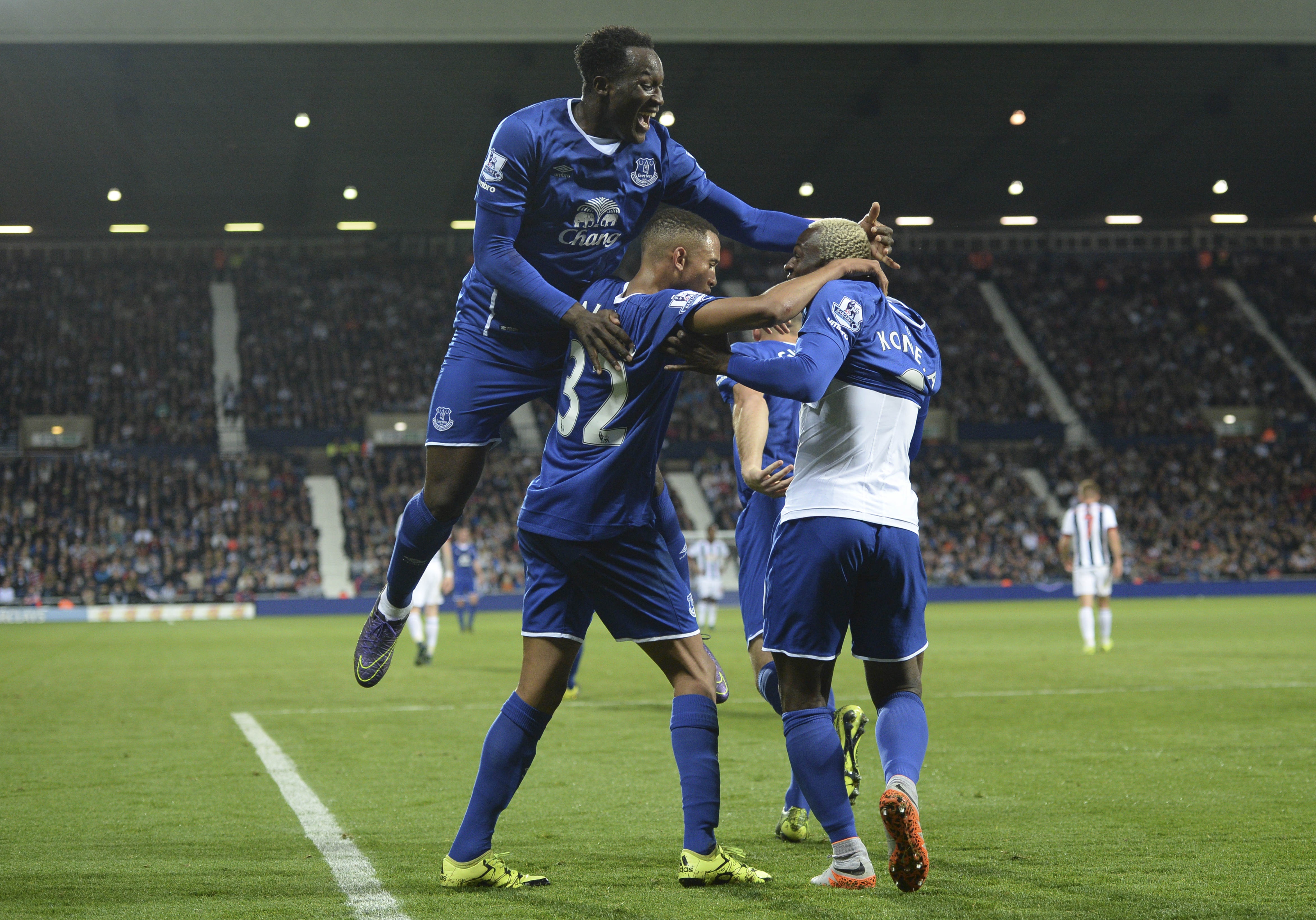 Everton's Belgian striker Romelu Lukaku (L) joins the celebration after Everton's Ivorian striker Arouna Kone (R) scored their second goal to level the score at 2-2 during the English Premier League football match between West Bromwich Albion and Everton at The Hawthorns in West Bromwich, central England, on September 28, 2015. AFP PHOTO / OLI SCARFF RESTRICTED TO EDITORIAL USE. No use with unauthorized audio, video, data, fixture lists, club/league logos or 'live' services. Online in-match use limited to 75 images, no video emulation. No use in betting, games or single club/league/player publications.