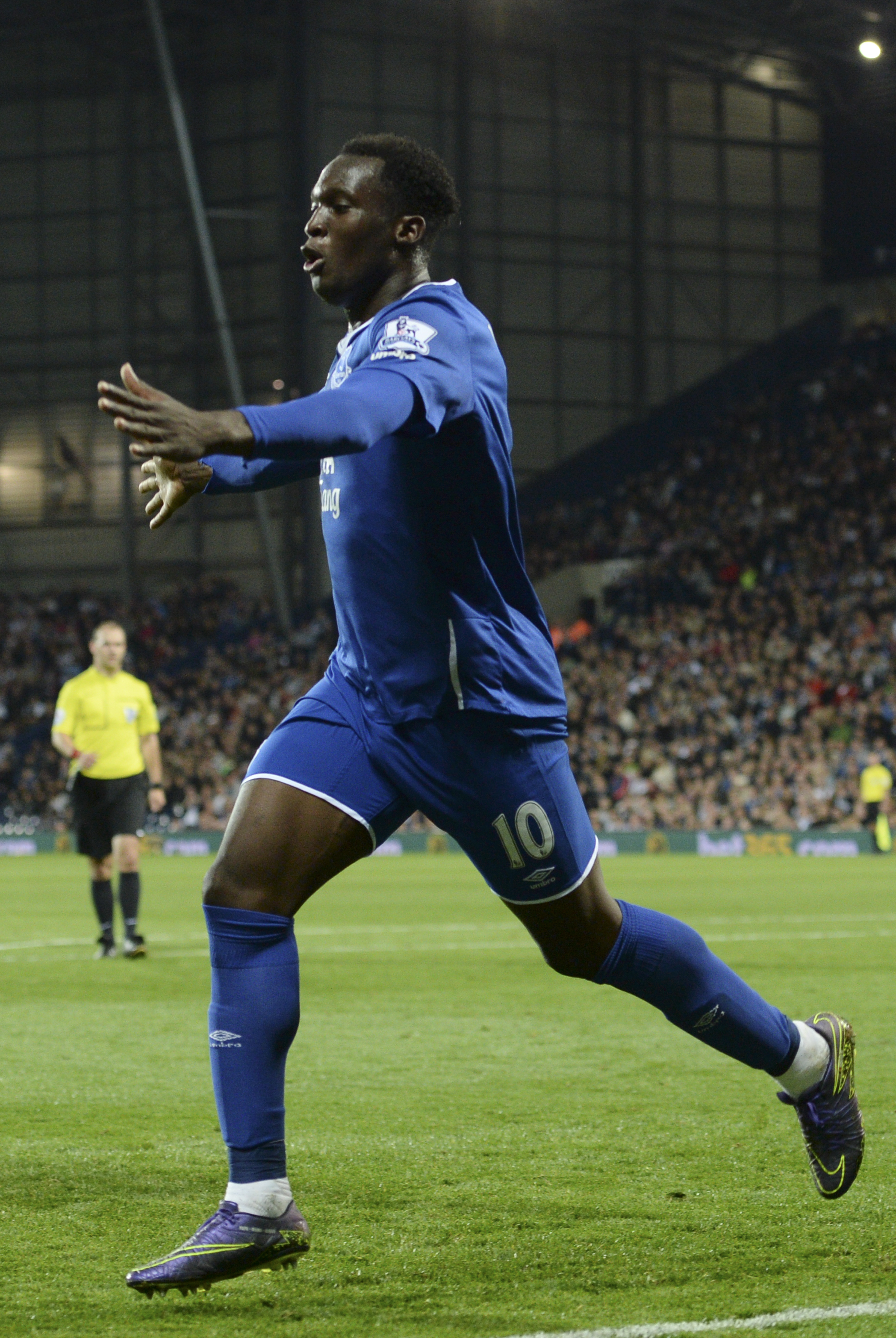 Everton's Belgian striker Romelu Lukaku celebrates scoring Everton's third goal during the English Premier League football match between West Bromwich Albion and Everton at The Hawthorns in West Bromwich, central England, on September 28, 2015. AFP PHOTO / OLI SCARFF RESTRICTED TO EDITORIAL USE. No use with unauthorized audio, video, data, fixture lists, club/league logos or 'live' services. Online in-match use limited to 75 images, no video emulation. No use in betting, games or single club/league/player publications.