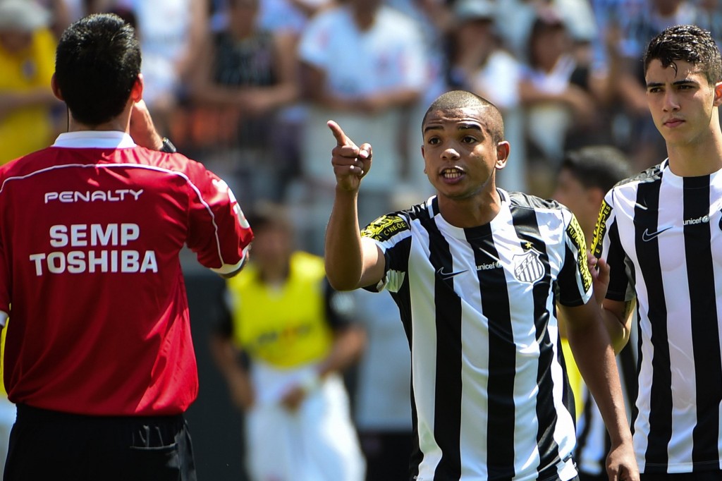 David Braz se revoltou com o árbitro Flávio Rodrigues Guerra no clássico com o Corinthians (Foto: Djalma Vassão/Gazeta Press)