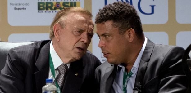 Marin conversa com Ronaldo durante evento, em novembro de 2012 (Foto: AFP/Christophe Simon)