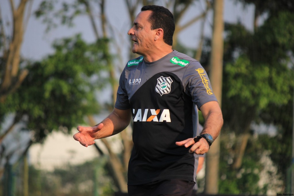 O treinador Hudson Coutinho ainda não sabe se poupará jogadores contra o Santos, na próxima quinta-feira (Foto: Luiz Henrique/Figueirense)