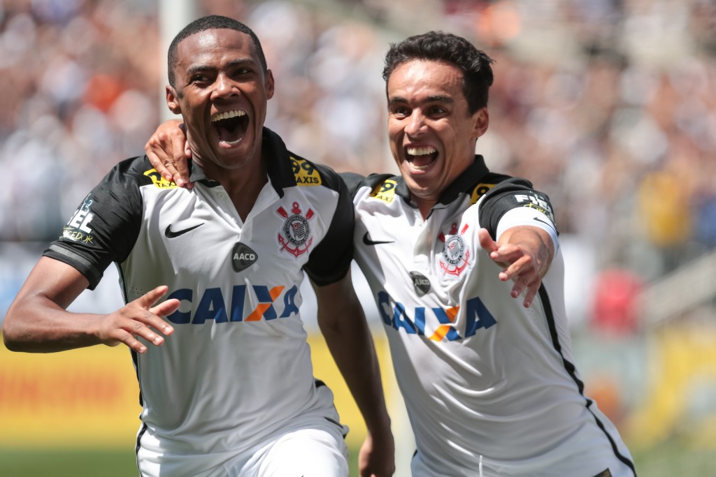 Elias deu assistência a Jadson contra o Santos e cobrou o favor diante do Figueirense (foto: Rodrigo Gazzanel/Agência Corinthians)