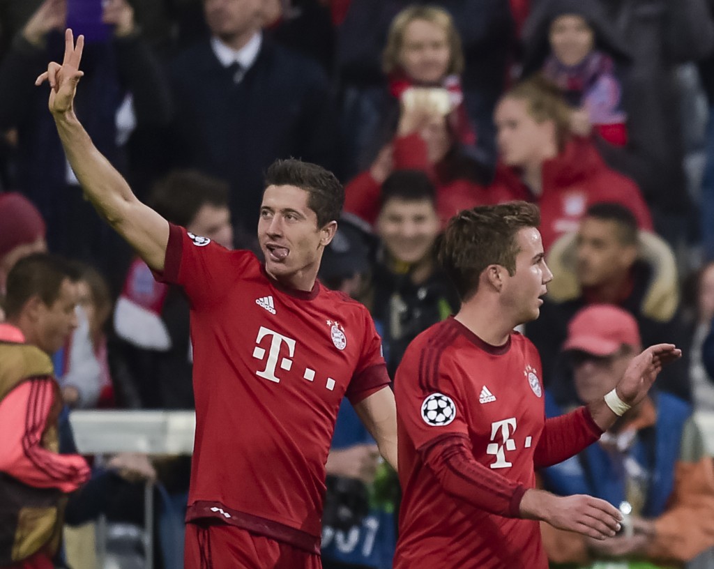 O atacante polonês Lewandowski marcou três na goleada do Bayern sobre o Dínamo Zagreb (Foto: Guenter Schiffmann/AFP)
