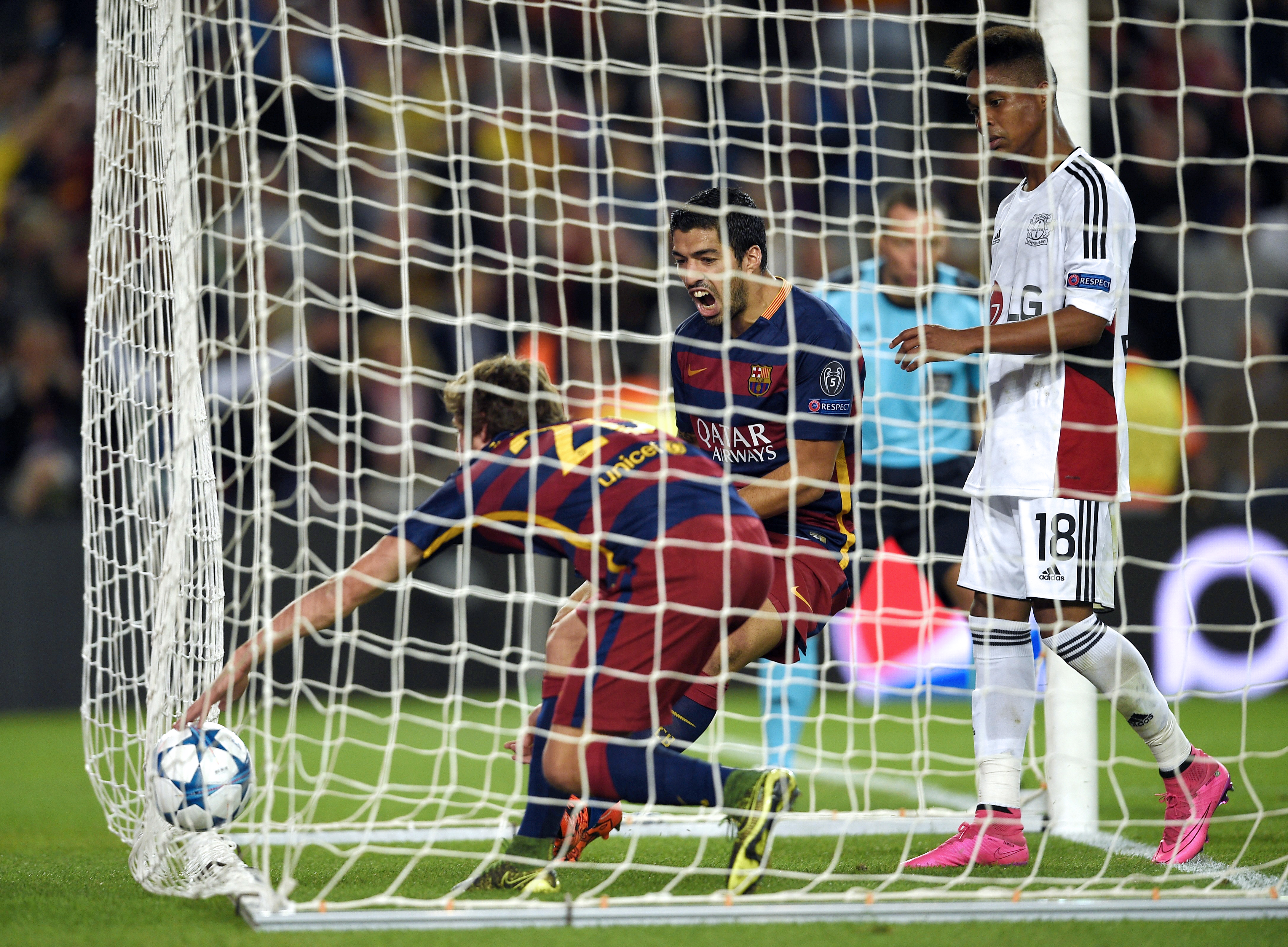 Barcelona's midfielder Sergi Roberto (L) and Barcelona's Uruguayan forward Luis Suarez (C) celebrate after scoring a goal during the UEFA Champions League football match FC Barcelona vs Bayer Leverkusen at the Camp Nou stadium in Barcelona on September 29, 2015. AFP PHOTO / LLUIS GENE