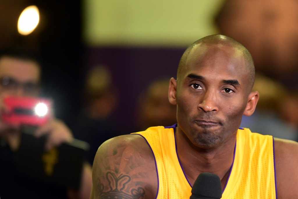 Kobe Bryant é um dos veteranos da NBA. O craque tem 37 anos (Foto: FREDERIC J. BROWN/AFP)