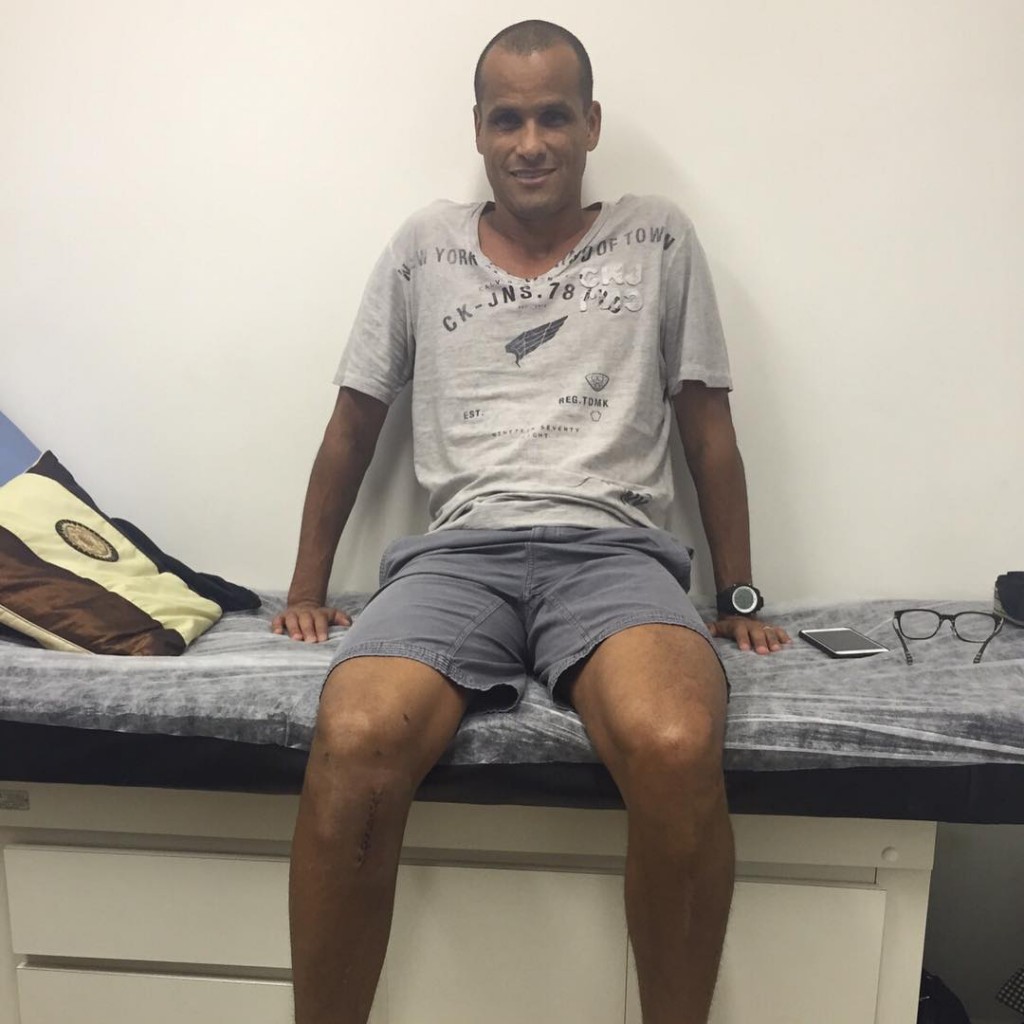 Rivaldo teve o joelho direito operado por Joaquim Grava (foto: reprodução)