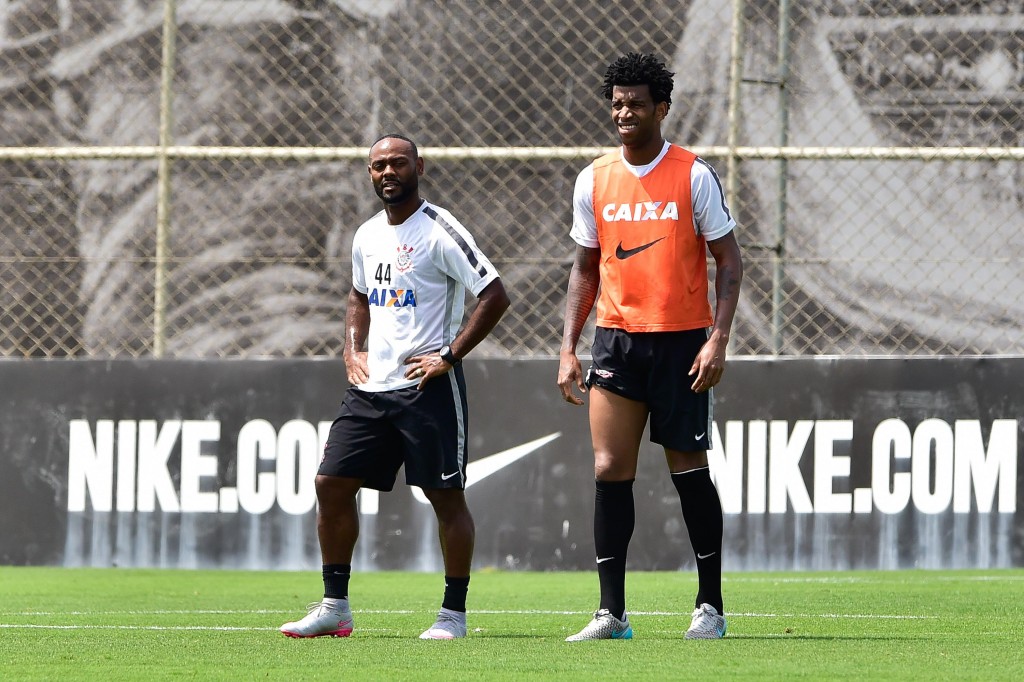 Vagner Love pode treinar com as meias arriadas sem temer a truculência de Gil (foto: Fernando Dantas/Gazeta Press)