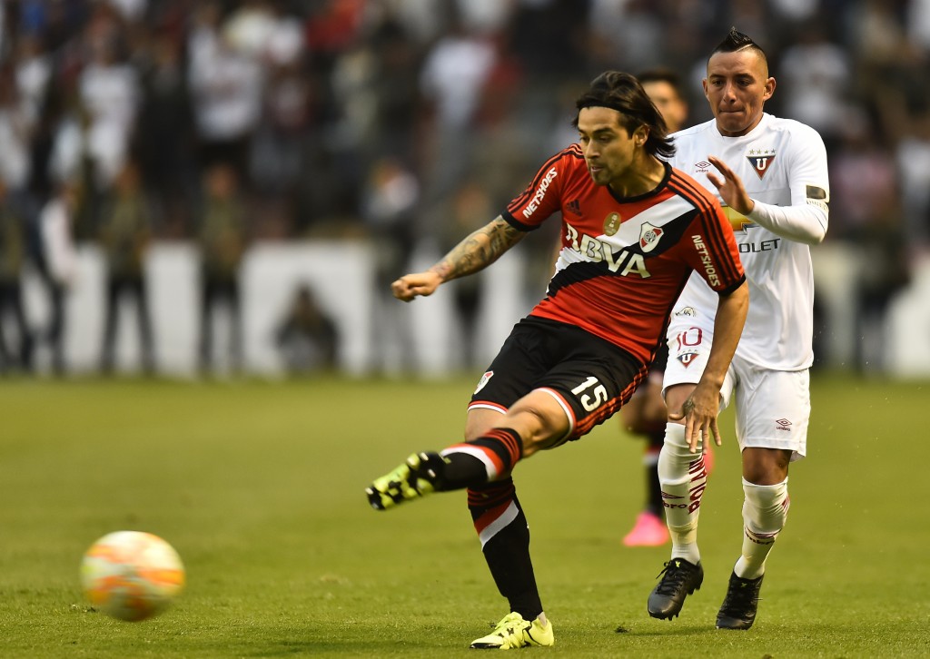 O River Plate, de Pisculichi (1º plano) está nas quartas de final da Sul-Americana (AFP/Rodrigo Buendia)