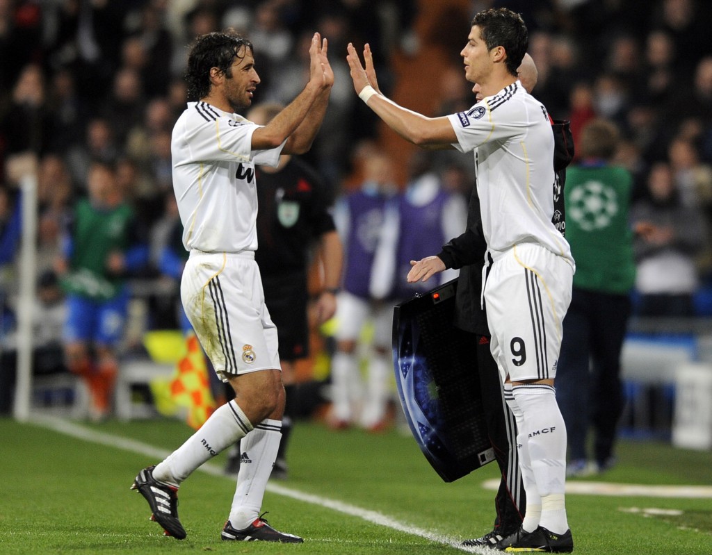Raúl e CR7 jogaram juntos na temporada 2009/10, última do espanhol e primeira do português no Real
