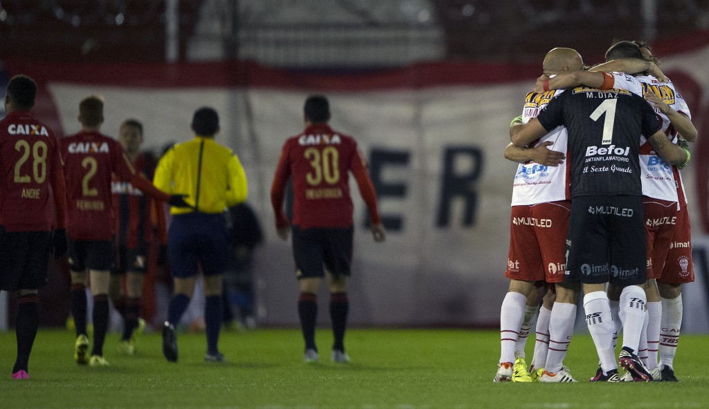 Argentina's Huracan footballers (R) celebrate after midfielder Mauro Bogado (not in picture) scored the team's second goal against Brazil's Sport Recife during their Copa Sudamericana 2015 round before the quarterfinals second leg football match at Tomas Adolfo Duco stadium in Buenos Aires, Argentina, on September 30, 2015. AFP PHOTO / ALEJANDRO PAGNI