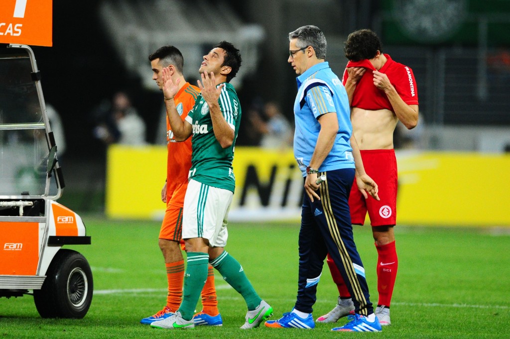 Robinho foi substituído com dor muscular e dificilmente jogará em Chapecó (Foto: Sergio Barzaghi/Gazeta Press)