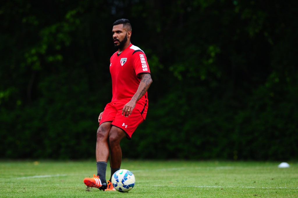 Breno voltou a trabalhar com bola após uma tedinite no joelho (Foto: Sergio Barzaghi/Gazeta Press)