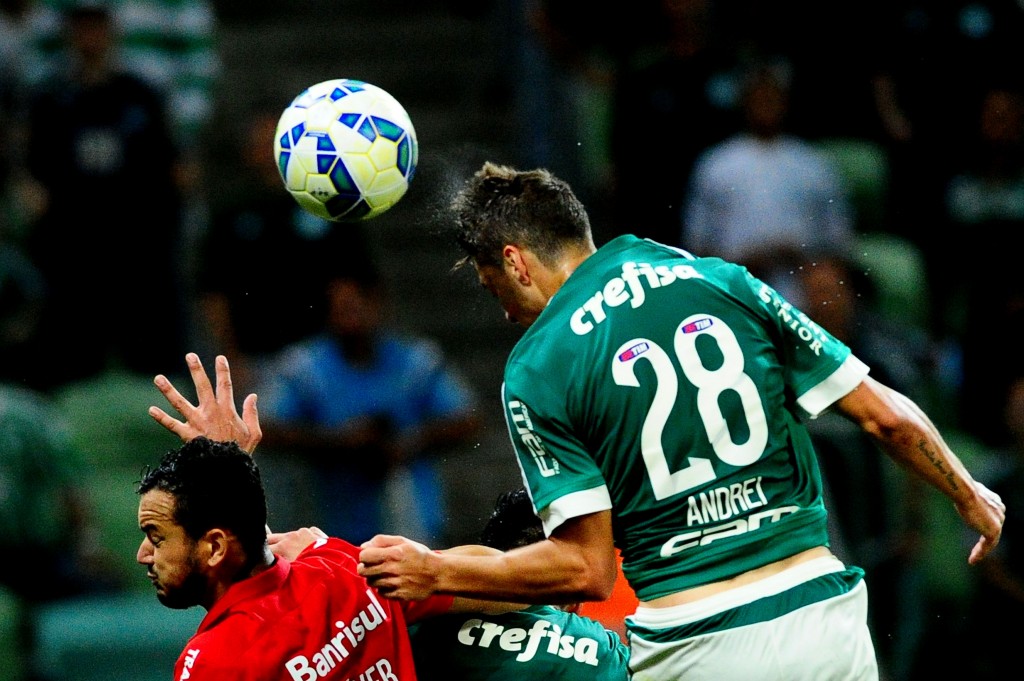 De cabeça, Andrei Girotto marcou o gol da classificação do Palmeiras. (Foto: Sergio Barzaghi/Gazeta Press) 