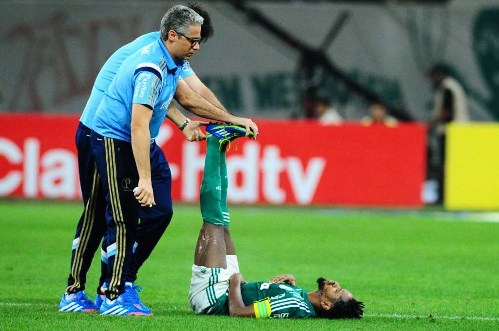 O veterano Zé Roberto sofreu com desgaste físico contra o Internacional. (Foto: Sergio Barzaghi/Gazeta Press)