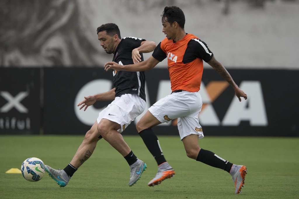 Edílson, de acordo com Cássio, "trabalha forte" (foto: Daniel Augusto Jr./Agência Corinthians)