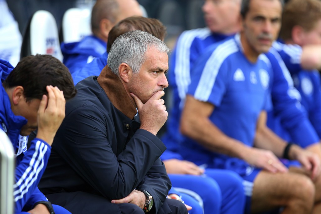 Mourinho se mostra incomodado com a irregularidade, mas tira pressão do time do Chelsea (Foto: AFP/Ian MacNicol)