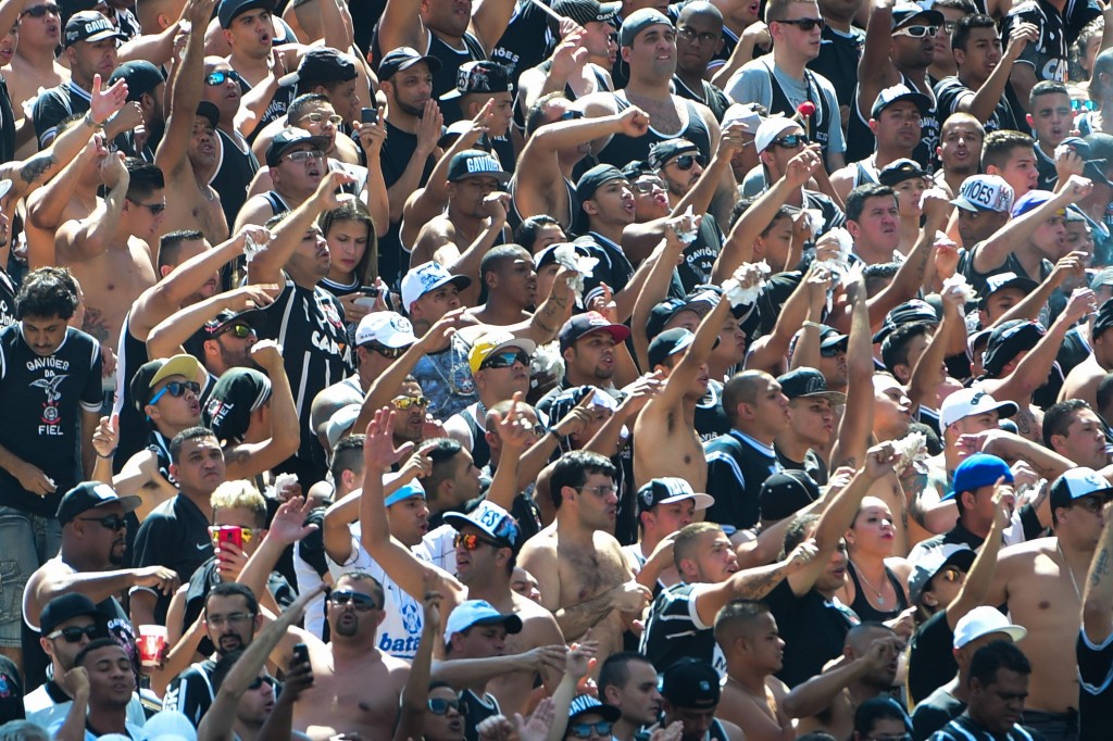Torcedores na Arena Corinthians (Itaquerão), na capital paulista, durante partida entre Corinthians e Santos FC, válida pela vigésima sétima rodada do Campeonato Brasileiro 2015.