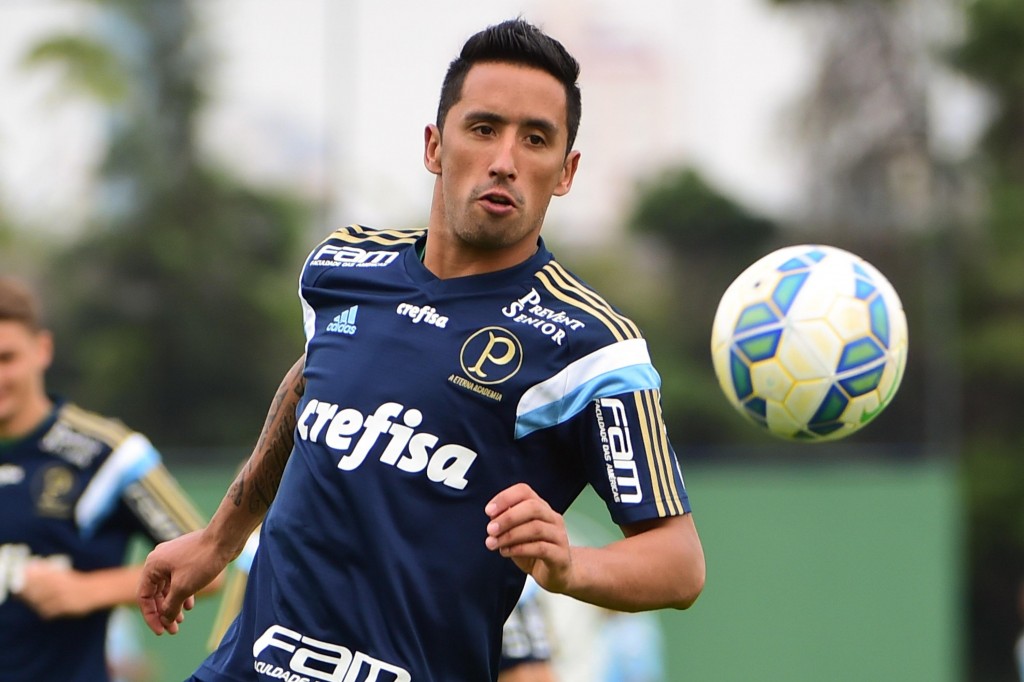 Barrios tenta ajudar o Palmeiras a vencer na Arena Condá (Foto: Djalma Vassão/Gazeta Press)