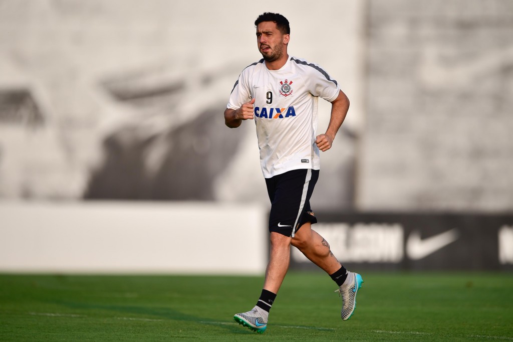 Edílson só apareceu no gramado para cobrar laterais (foto: Fernando Dantas/Gazeta Press)