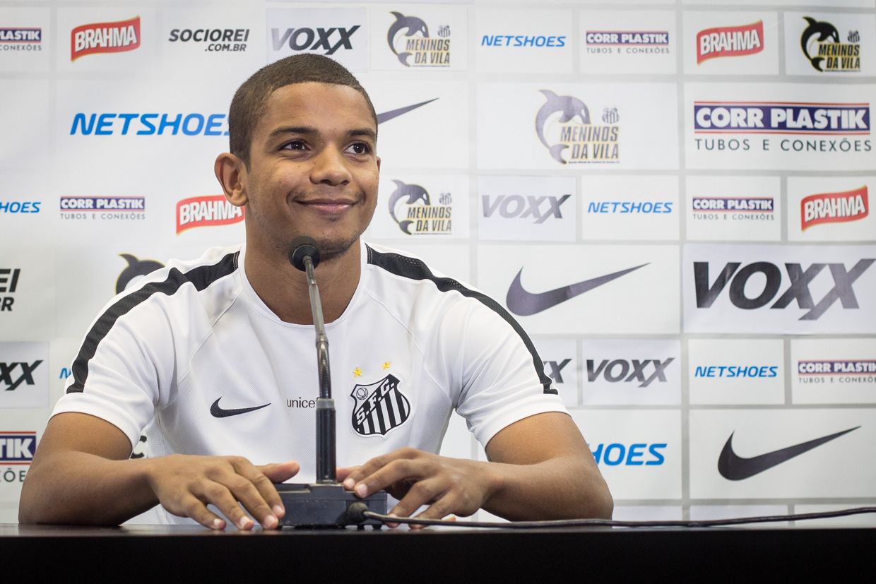 David Braz completa 100 jogos pelo Peixe neste domingo e sofreu com as brincadeiras no clube (Foto: Ricardo Saibun)