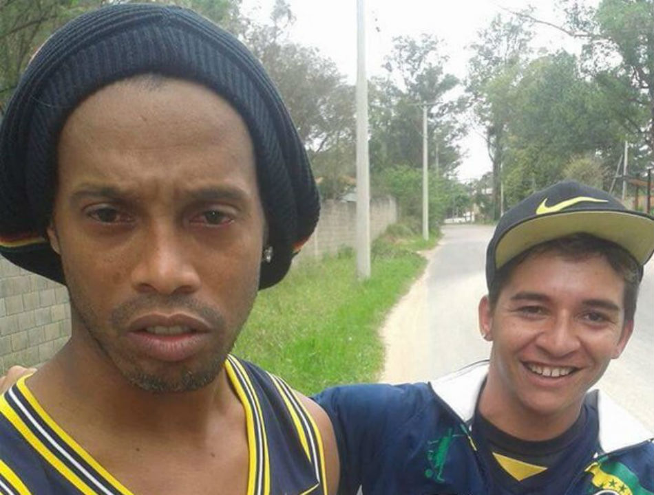 Após estrago com carro, foto expõe estado de Ronaldinho (Foto: Reprodução/Twitter)