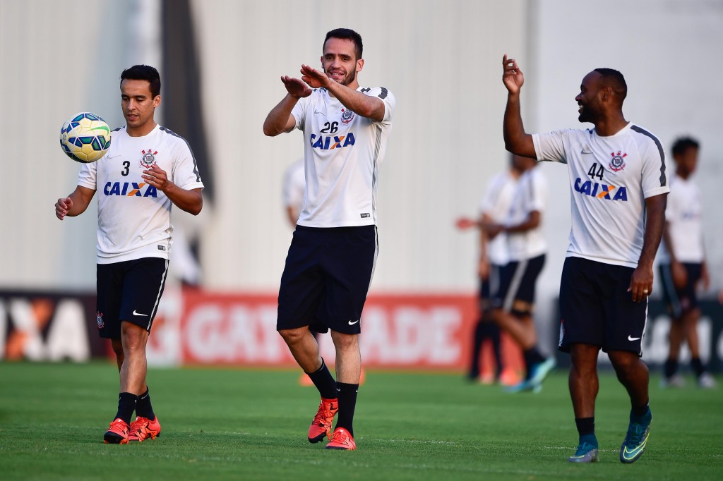 Atletas ouviram de Tite que é preciso manter os pés no chão (foto: Fernando Dantas/Gazeta Press)