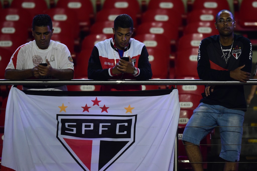 Os torcedores presentes no Morumbi reconheceram a boa atuação de Thiago Mendes (foto: Djalma Vassão/Gazeta Press)