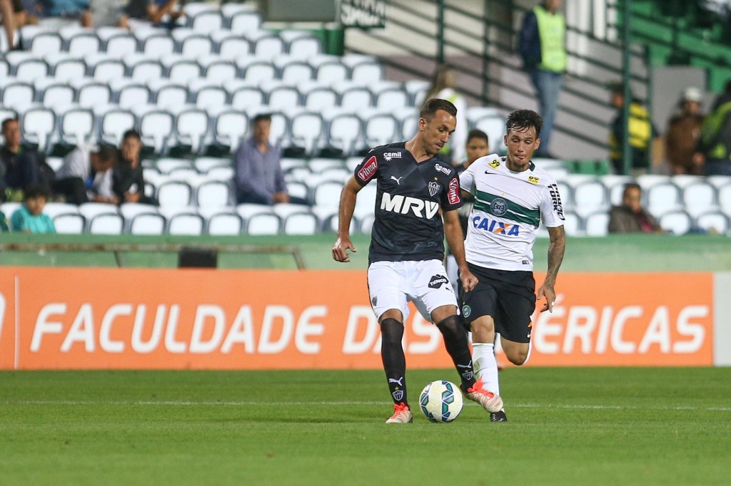Thiago Ribeiro participou ativamente do jogo em Curitiba (foto: Geraldo Bubniak/Gazeta Press)
