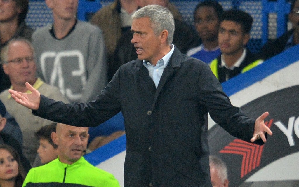 Em sua fala, Mourinho ainda voltou a reclamar da arbitragem inglesa (Foto: Glyn Kirk)