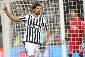 Juventus' midfielder Sami Khedira (L) from Germany celebrates after scoring during the Italian Serie A football match Juventus Vs Bologna on October 4, 2015 at the "Juventus Stadium" in Turin. AFP PHOTO / MARCO BERTORELLO