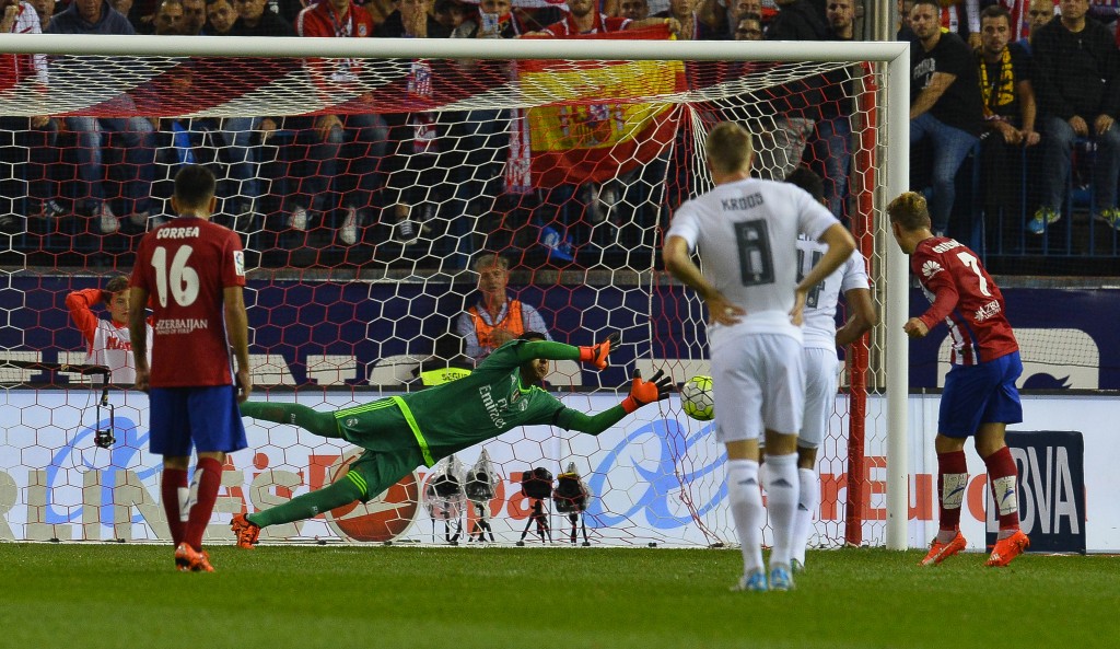 Navas ainda defendeu pênalti de Griezmann na primeira etapa do dérbi de Madri (Foto: Curto de la Torre/AFP)