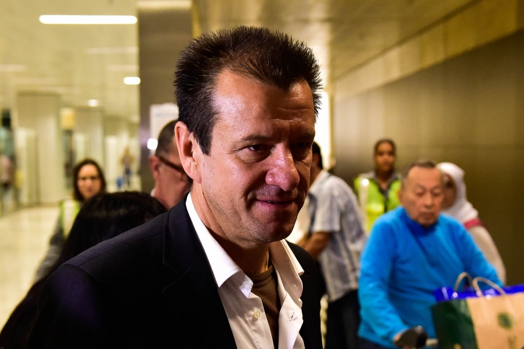 O técnico Dunga embarcou para o Chile em silêncio, mas não escapou da cobrança (Foto: Fernando Dantas/Gazeta Press)