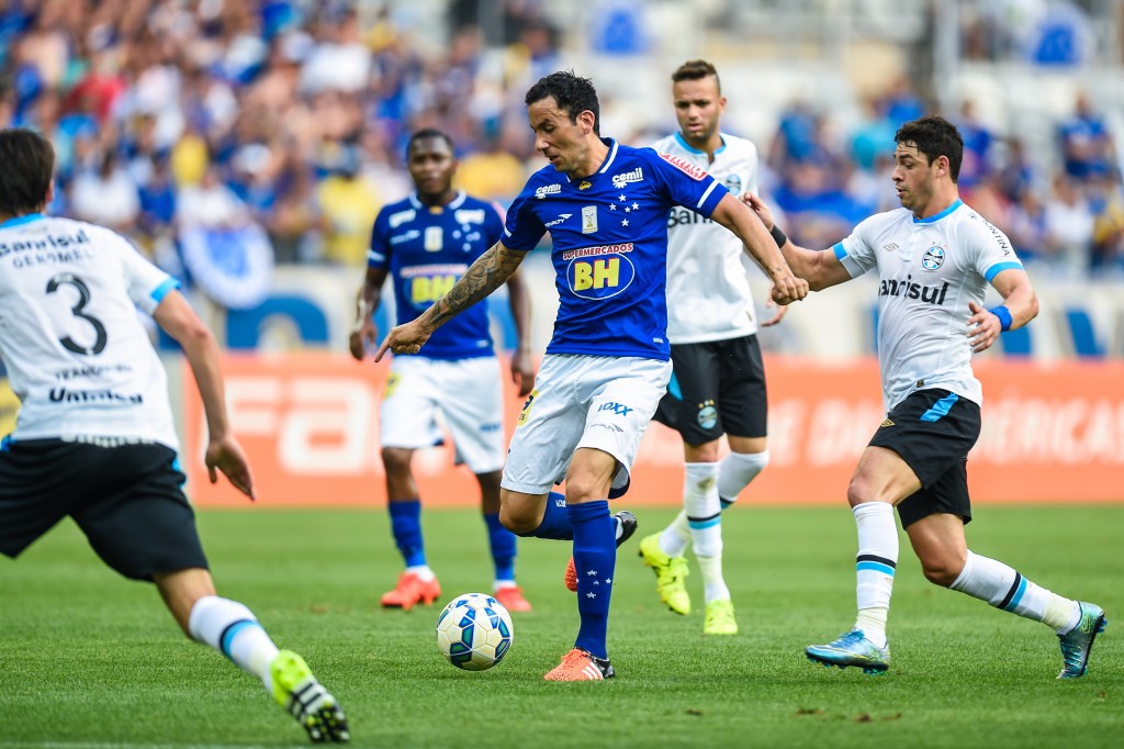 O Cruzeiro não conseguiu superar a defesa gremista e ficou no 0 a 0 no Mineirão (Foto: Fred Magno/Light Press)