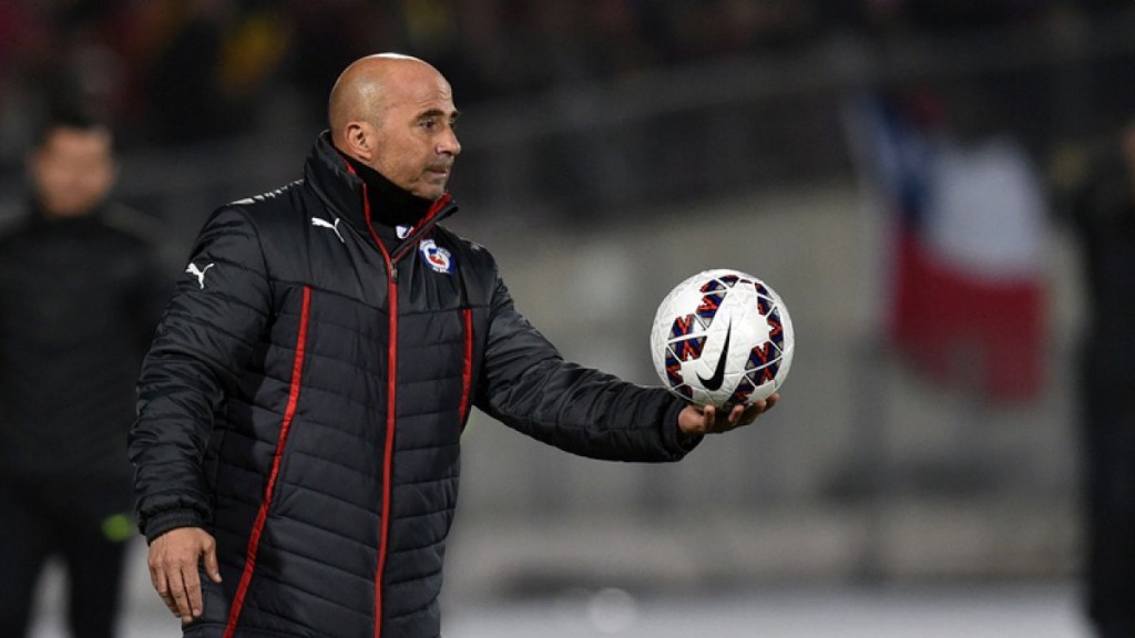 Com sete atletas que atuam no Chile, Sampaoli fechou a lista da seleção para o início das Eliminatórias (Foto: AFP)