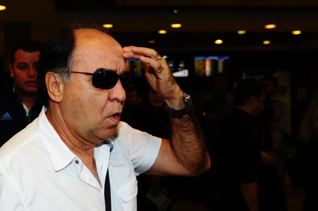 Marcelo Oliveira tentou passar despercebido, seguido por seguranças (Foto: Sergio Barzaghi/Gazeta Press)
