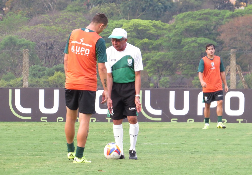 Givanildo novamente terá que fazer improvisações nas laterais (Carlos Cruz/AFC)