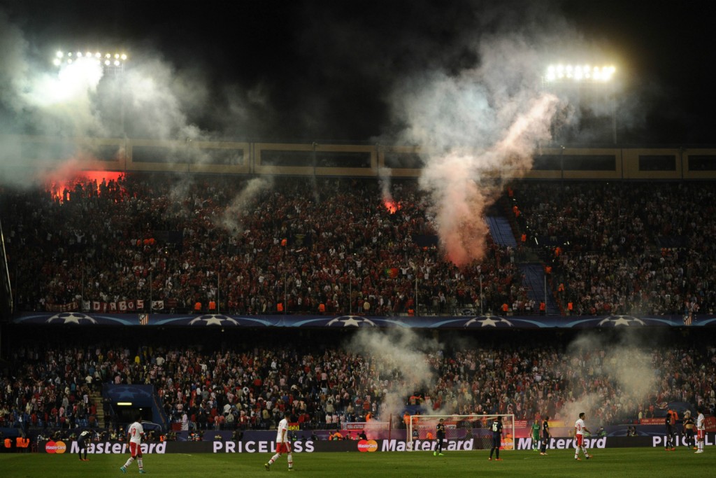 Torcida benfiquista acendeu sinalizadores durante partida realizada em Madri na última semana (Foto: Pedro Armestre/AFP)