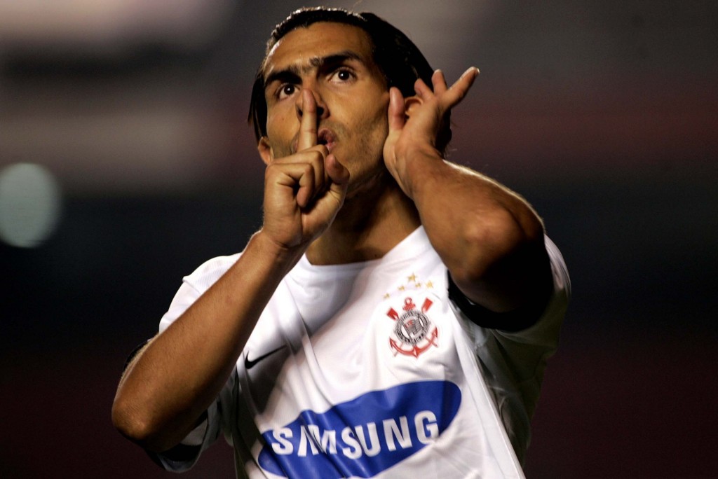 CAMPEONATO BRASILEIRO 2006 - SÉRIE A - FUTEBOL - ESPORTES - CORINTHIANS X FORTALEZA - O jogador Tevez comemora seu gol durante a partida. - Estádio Cicero Pompeu de Toledo (Morumbi) - São Paulo - SP - Brasil - 22/07/2006 - Foto: Fernando Pilatos/Gazeta Press