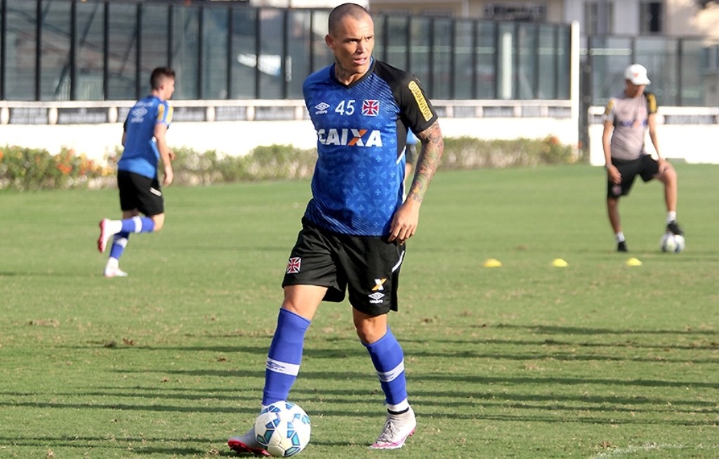 O atacante Leandrão põe a pausa para as Eliminatórias em perspectiva e pede atenção contra a Chape (Foto: Paulo Fernandes/CRVG)