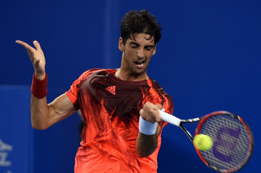 O brasileiro Thomaz Bellucci não foi páreo para o espanhol David Ferrer e está fora em Pequim (Foto: Wang Zhao/AFP)