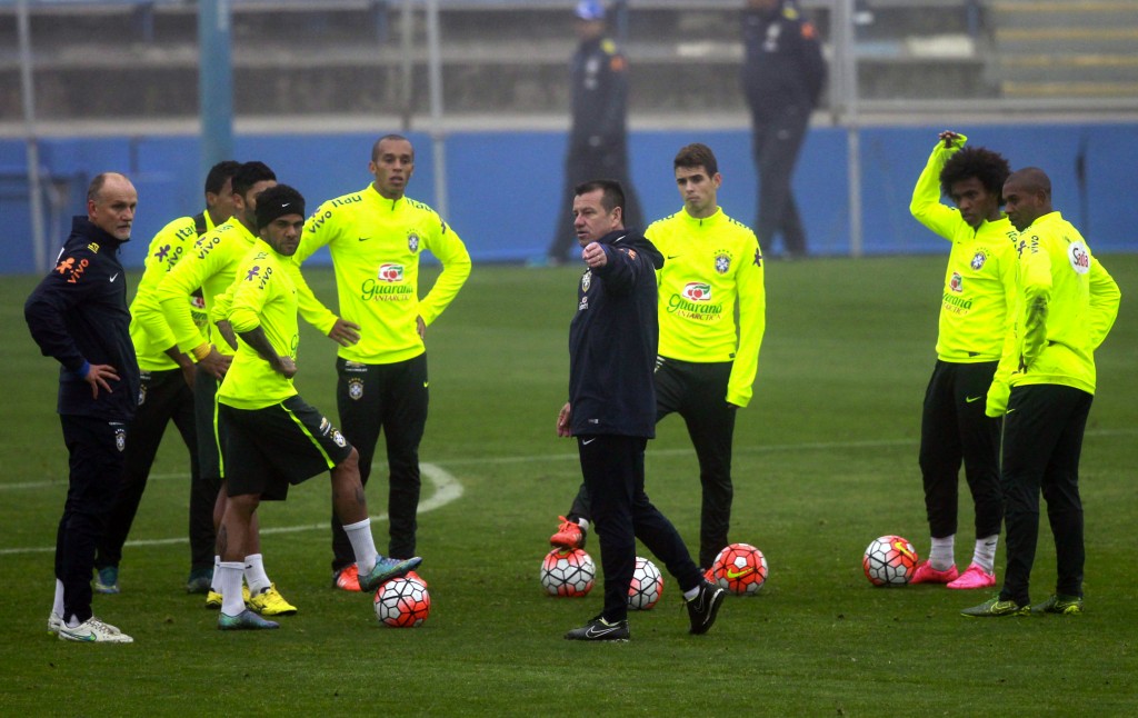 Dunga teve pouco tempo para preparar os seus jogadores para a estreia (foto: Claudio Reyes/AFP)