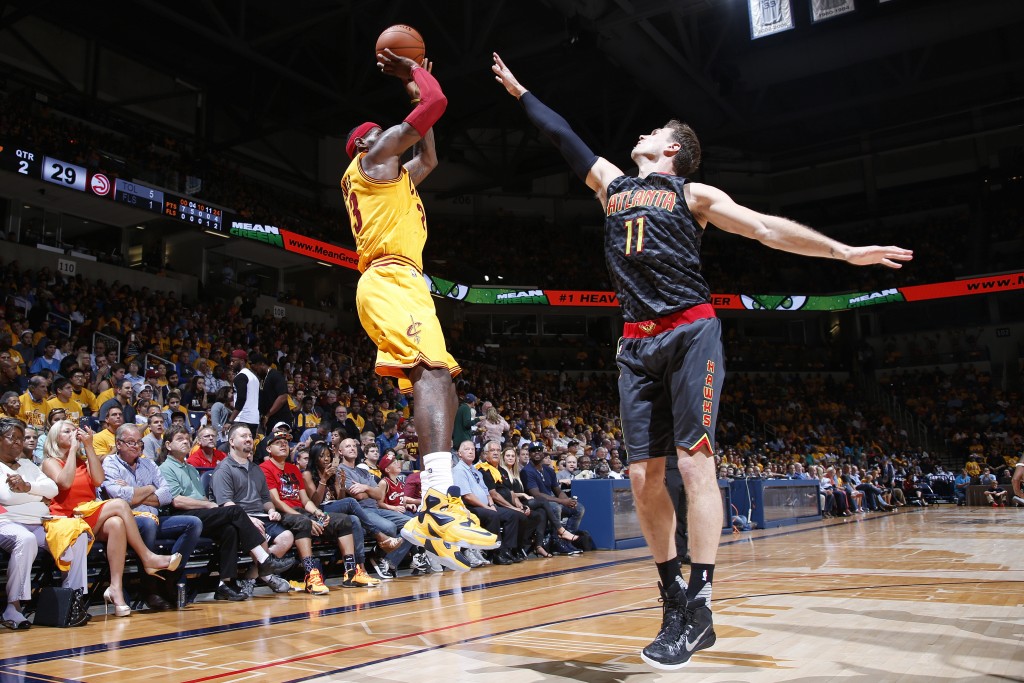 CINCINNATI, OH - OCTOBER 7: LeBron James #23 of the Cleveland Cavaliers shoots against Tiago Splitter #11 of the Atlanta Hawks in the first half of a preseason game at Cintas Center on October 7, 2015 in Cincinnati, Ohio. NOTE TO USER: User expressly acknowledges and agrees that, by downloading and or using the photograph, User is consenting to the terms and conditions of the Getty Images License Agreement.   Joe Robbins/Getty Images/AFP
