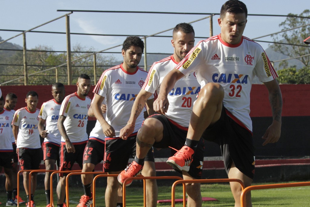 O elenco do Flamengo fez trabalho físico intenso no campo do CT George Helal nesta quarta-feira (Foto: Gilvan de Souza/CRF)