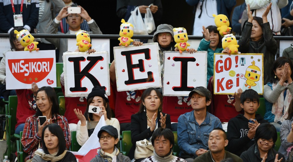 Kei Nishikori contou com o apoio da torcida para avançar às quartas de final no Japão (Foto: Toru Yamanaka/AFP)