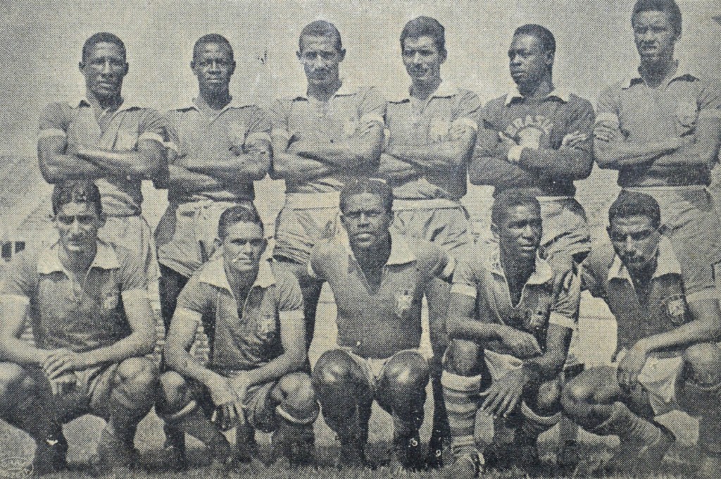 Postado o time canarinho que venceu o Chile por 2 a 0 em 1954. Em pé: Djalma Santos, Brandãozinho, Pinheiro, Newton Santos, Veludo e Bauer. Agachados: Julinho Botelho, Humberto Baltazar, Didi e Rodrigues (Foto: Acervo/Gazeta Press)