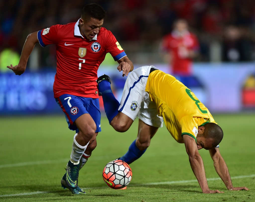 Alexis Sánchez teve boa atuação no ataque chileno e desmontou a defesa brasileira (Foto: Martin Bernetti/AFP)