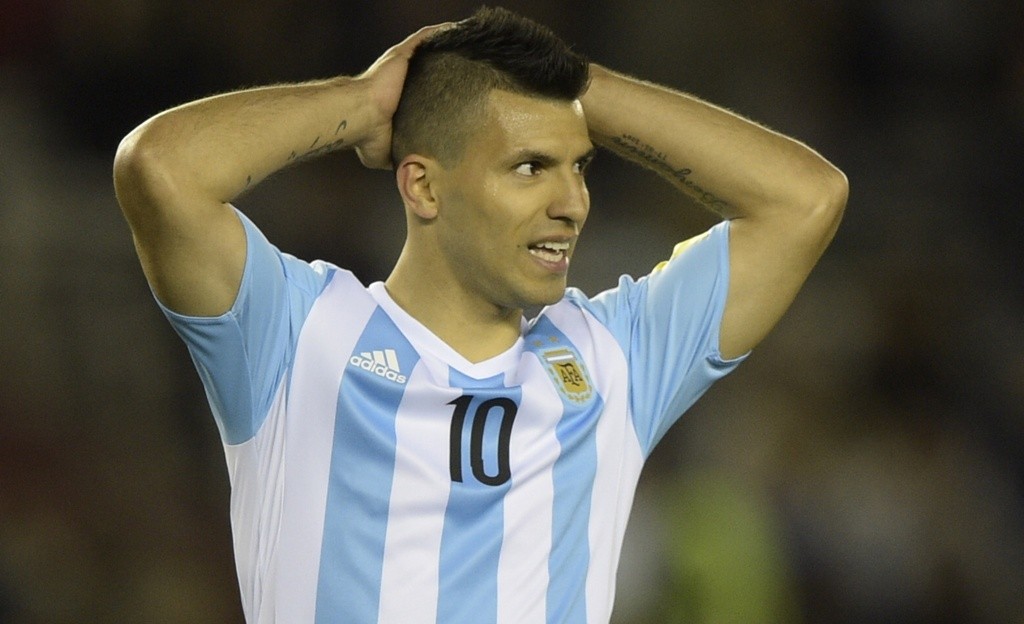 Além da partida, a Argentina também perdeu Aguero, que saiu lesionado no primeiro tempo (Foto: Juan Mabromata/AFP)