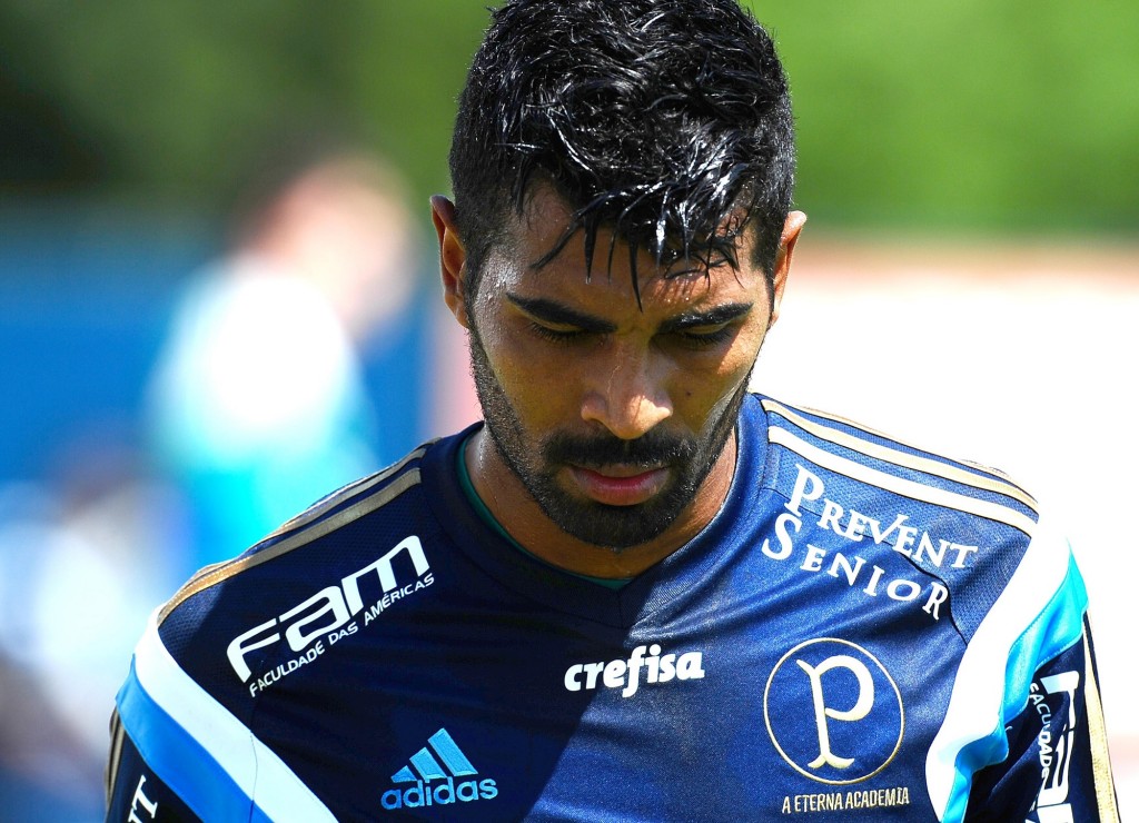 Thiago Santos,   jogador do Palmeiras, durante treino na Academia de Futebol da Barra Funda, na Zona Oeste da capital paulista.