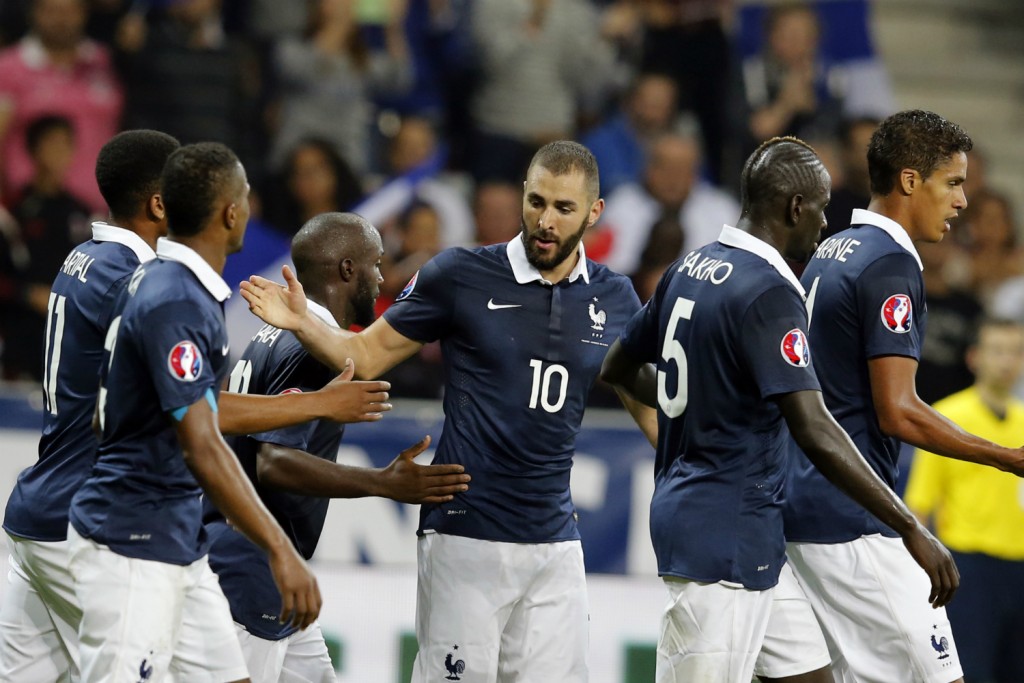 Autor de dois gols contra a Armênia, Benzema (centro) está fora do amistoso deste domingo (Foto: Valery Hache/AFP)